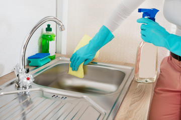 Как бързо да почистите акрилна кухненска мивка?